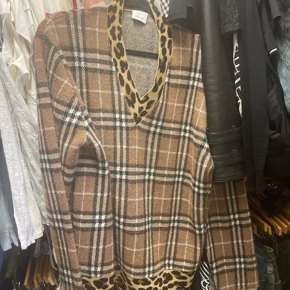 ❤️TRADED❤️ Burberry check V neck leopard trim sweater medium unisex - Picture 3 of 10